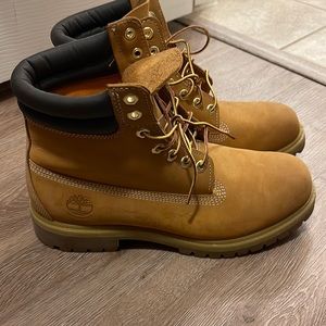 Mens timberland boots size nine. Never worn. New in box